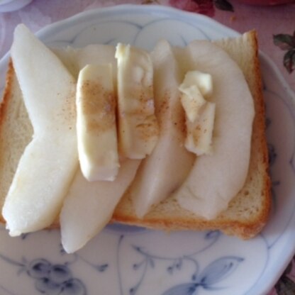 今朝の旦那の朝食に作ったよ♡子供の頃に洋梨やクリチなんて食べた事無いなぁーって！そう？うちは毎朝食べてたで←ウソw 私も食べた事無いわっ♪似たもの夫婦w旨ごち様